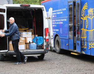 Tallinna Raamatukogude haldusjuht Mart Miidu avab kaubiku ust, millest paistab bussiga kaasa saadetav humanitaar jm abi.