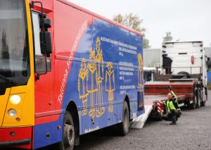 Vana raamatukogubussi tagurdab treilerile.